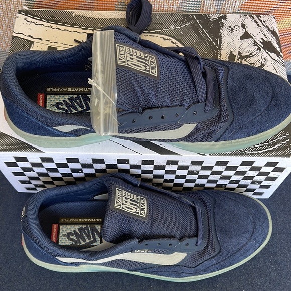 Vans WMNS Ave
Dress Blues/Drizzle
VNOA5JIBWKN
Sneakers - athletic shoes - Picture 4 of 16